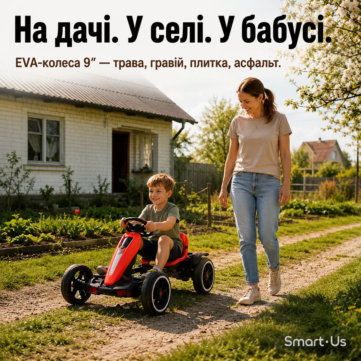 Мама з дитиною та картом на дачі